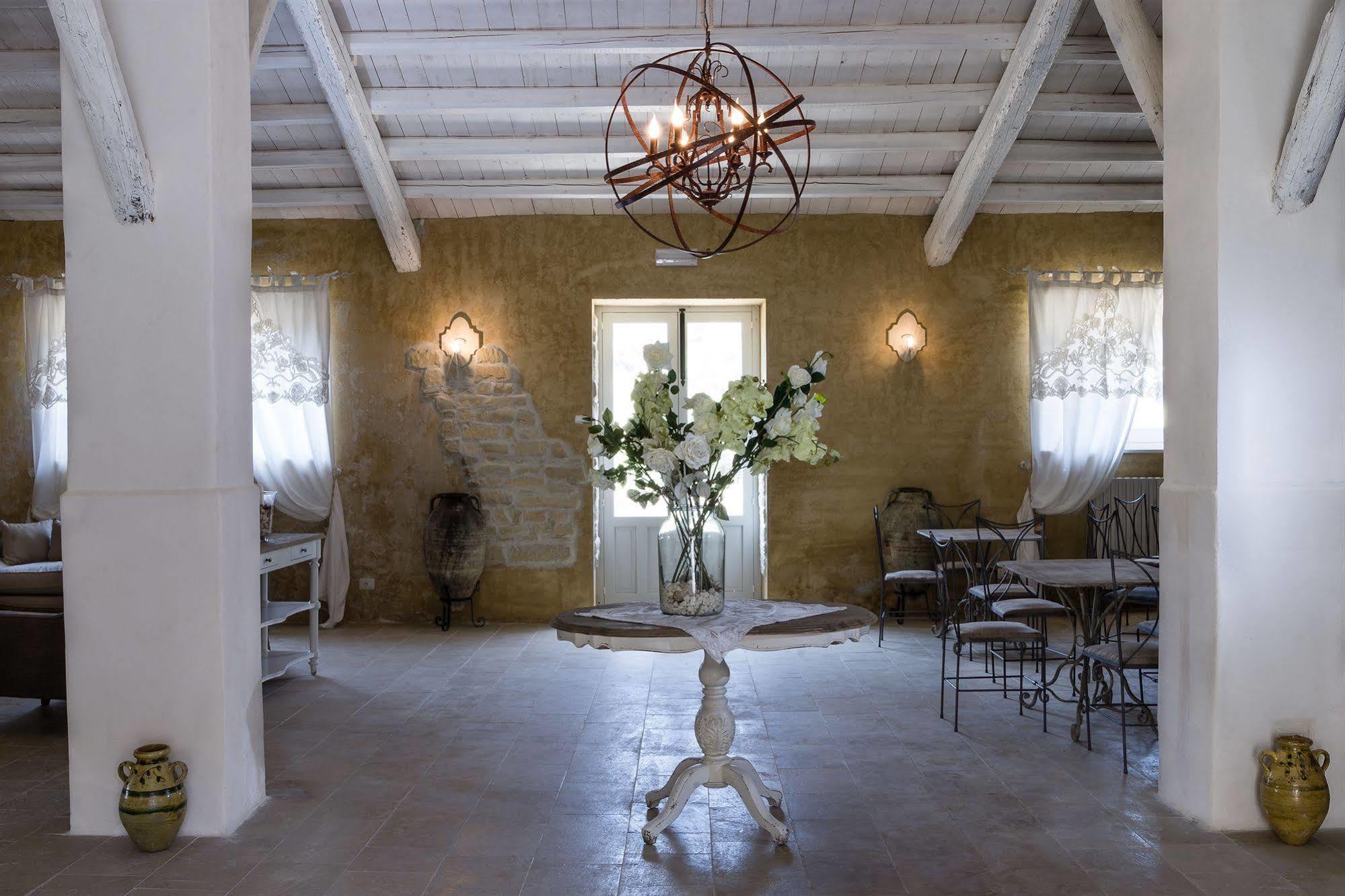 Borgo Del Carato Hotel Solarino Bagian luar foto