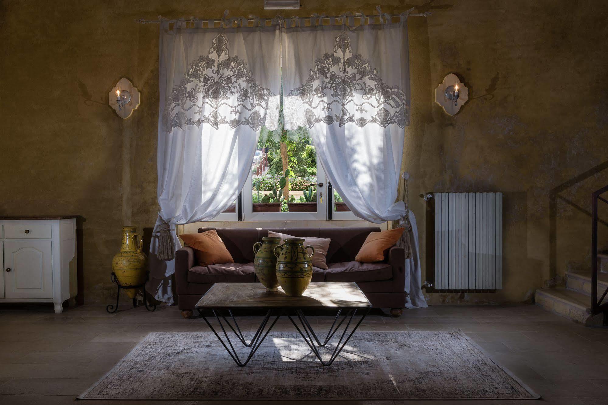Borgo Del Carato Hotel Solarino Bagian luar foto