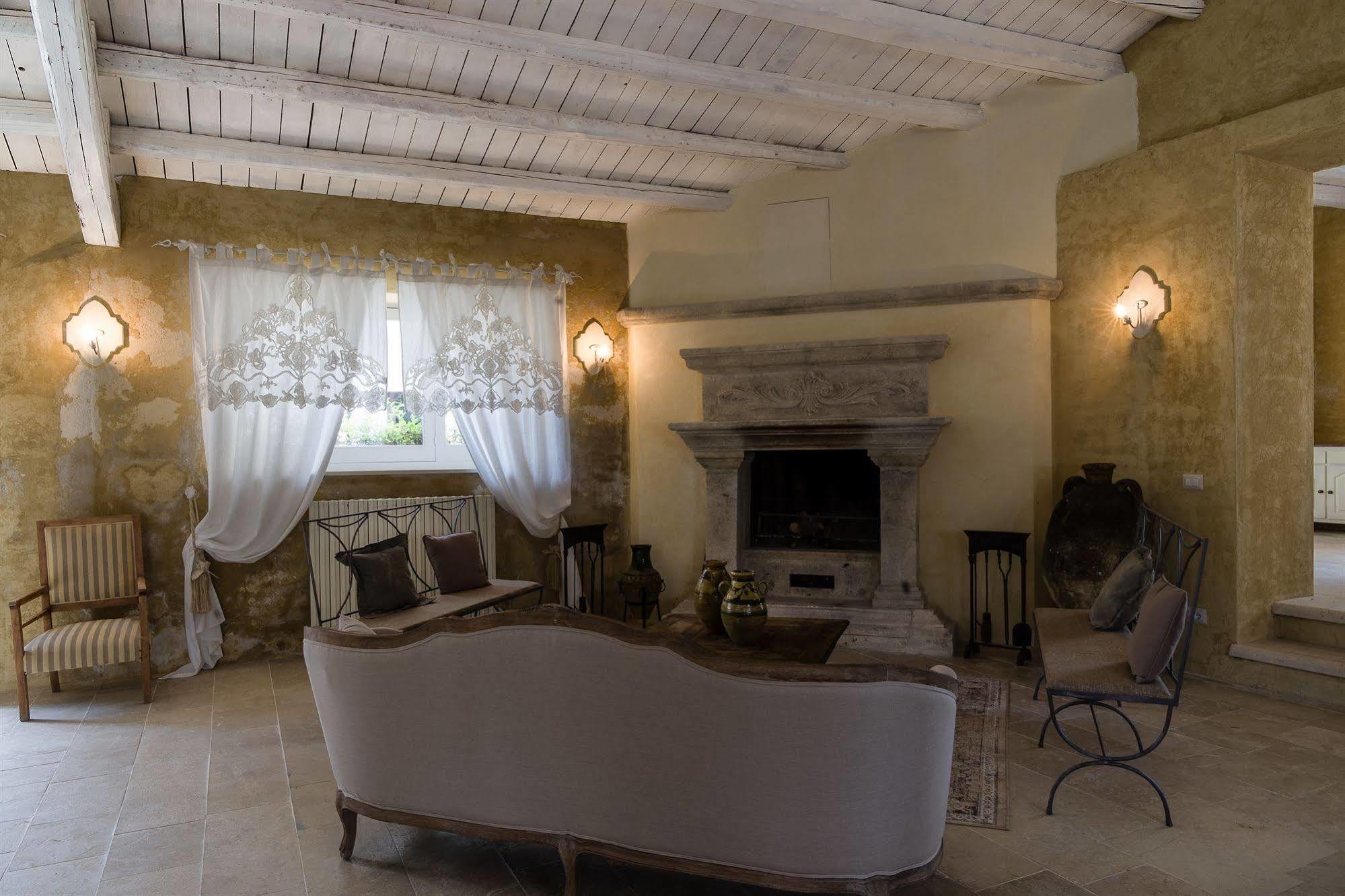 Borgo Del Carato Hotel Solarino Bagian luar foto