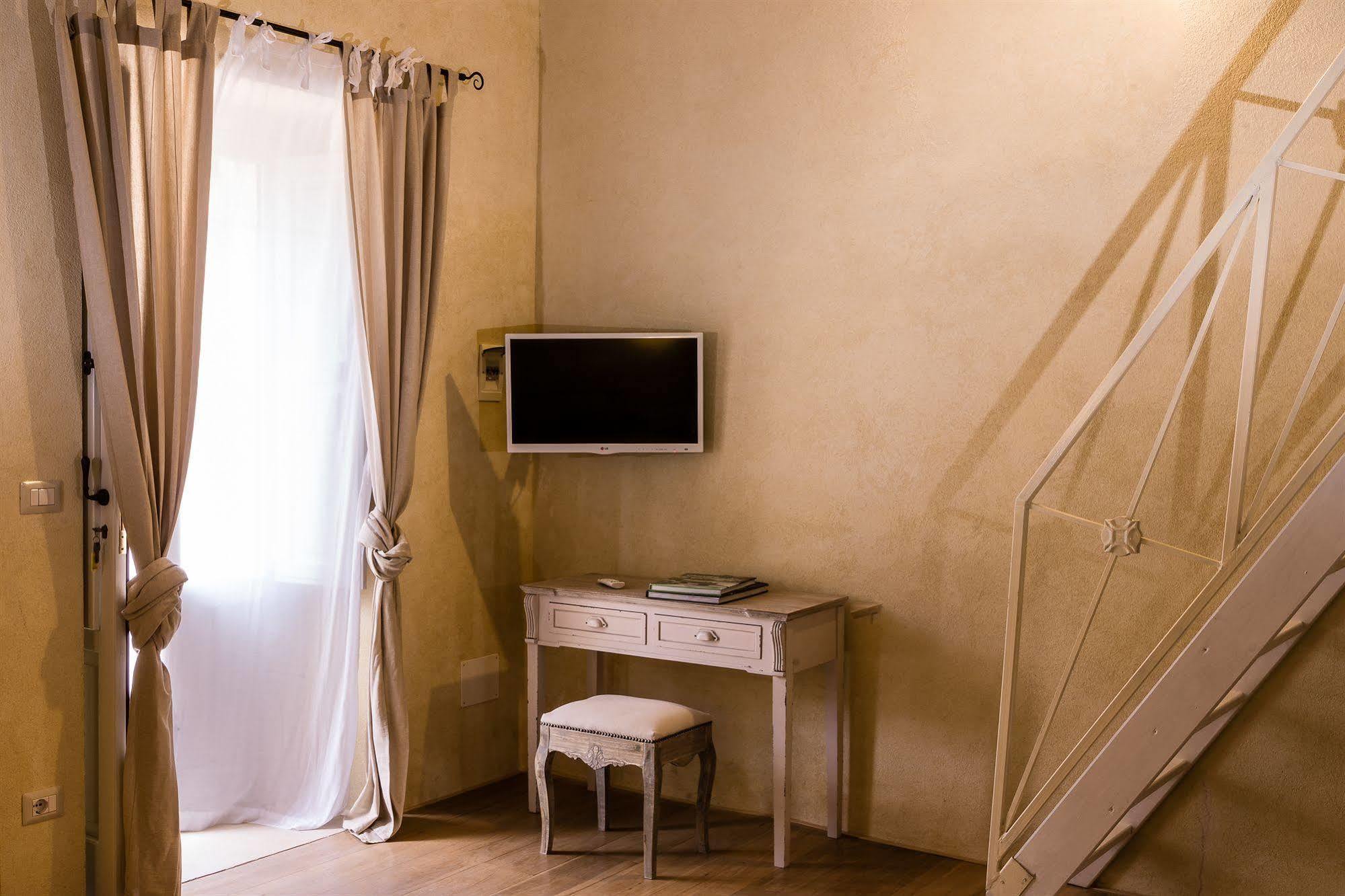 Borgo Del Carato Hotel Solarino Bagian luar foto