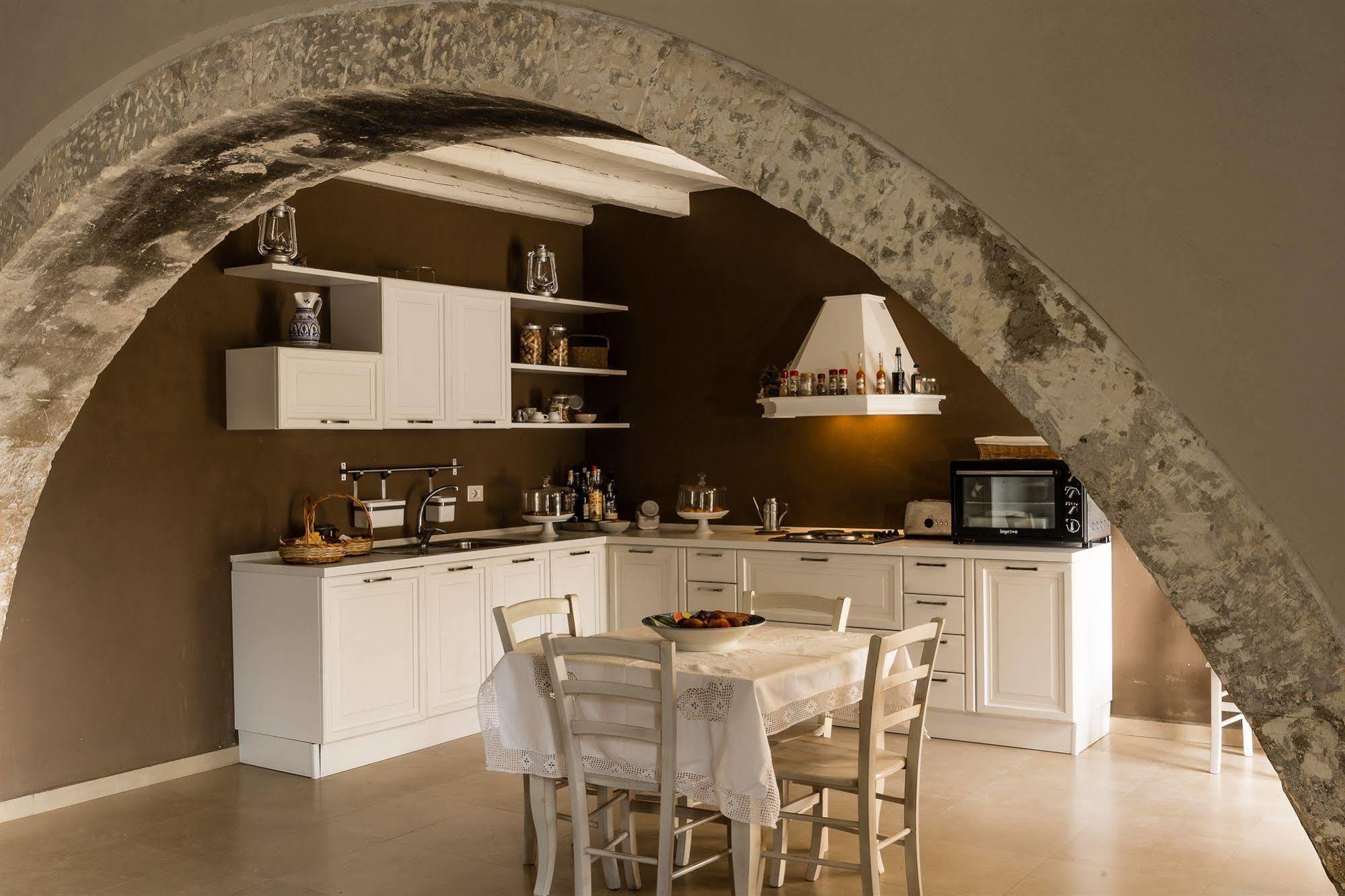 Borgo Del Carato Hotel Solarino Bagian luar foto