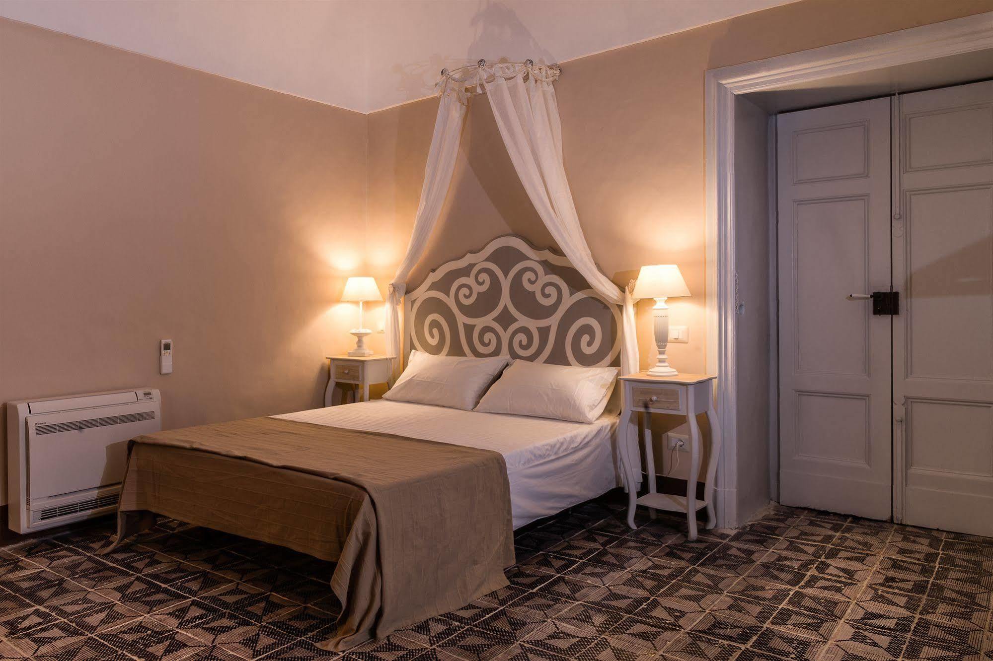 Borgo Del Carato Hotel Solarino Bagian luar foto