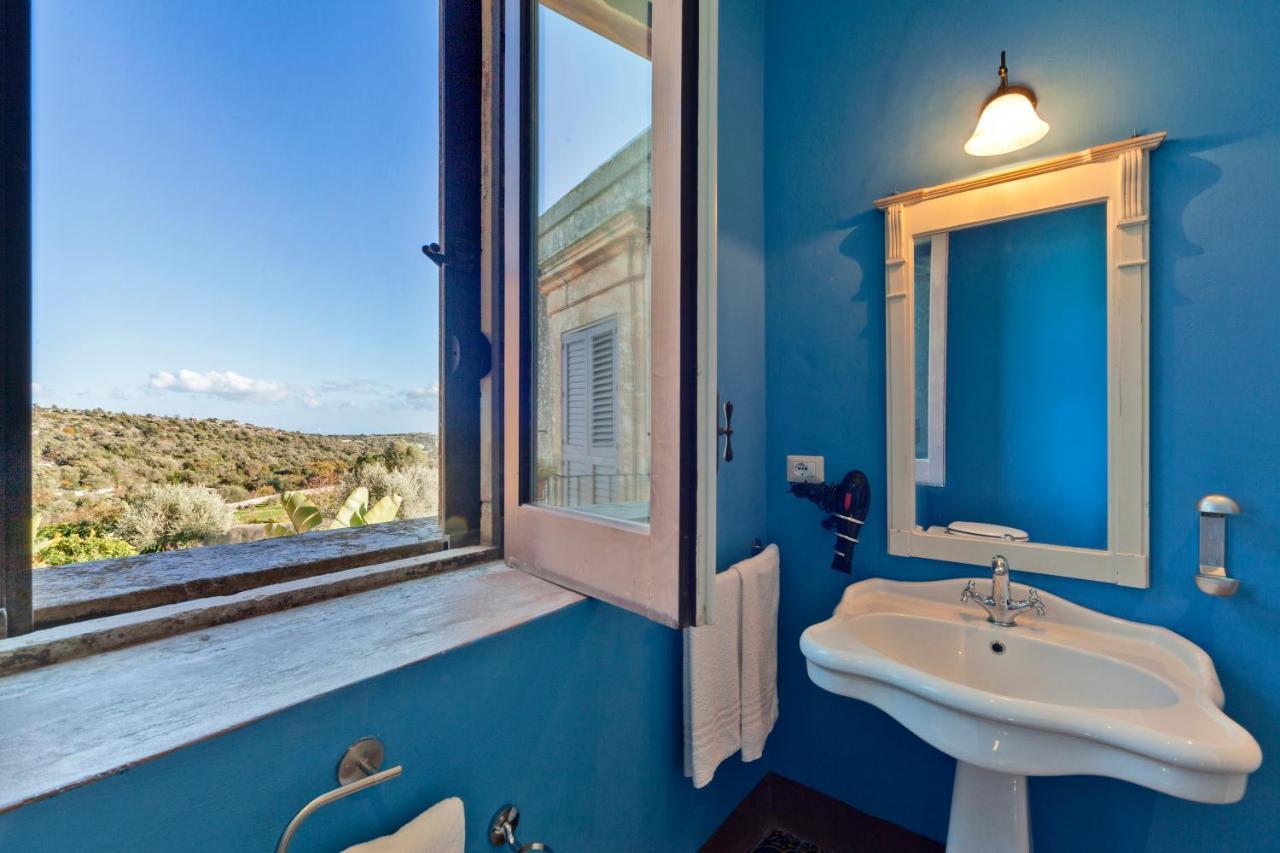 Borgo Del Carato Hotel Solarino Bagian luar foto